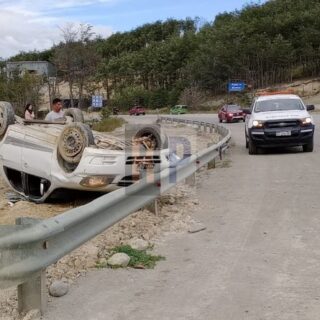 Un efectivo policial volcó su auto en ruta 3 a la salida de Ushuaia en total estado de ebriedad