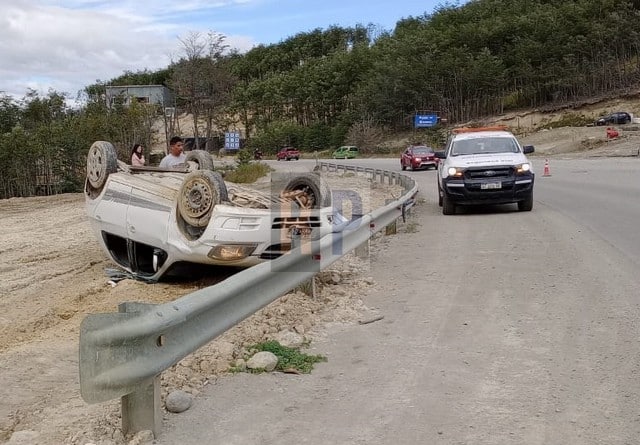 Un efectivo policial volcó su auto en ruta 3 a la salida de Ushuaia en total estado de ebriedad