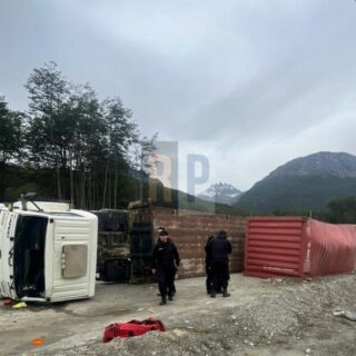 Un camionero volcó al ingreso al depósito fiscal en el ingreso a Ushuaia