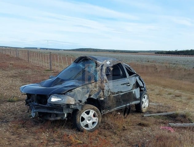 Conductor herido tras violento vuelco sobre ruta 3 con un automóvil que llegó hasta el alambrado