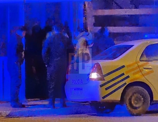 Grave denuncia de apremios ilegales en la margen sur: lo subieron a un patrullero y lo arrojaron en un basural del parque industrial tras golpearlo y hasta robarle las zapatillas