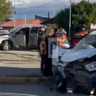 Dos mujeres heridas en violenta colisión de camionetas