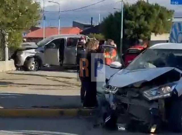 Dos mujeres heridas en violenta colisión de camionetas