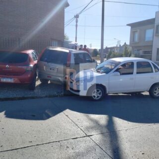 Una mujer se descompensó al volante y chocó contra otros dos vehículos estacionados