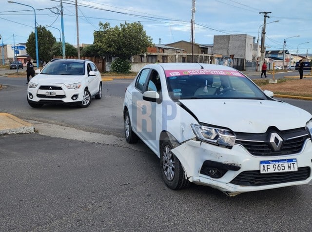 Una choferesa de remis golpeada tras choque en la rotonda de ATE
