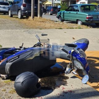 Motociclista herido tras esquivar a un automóvil y caer en la vereda