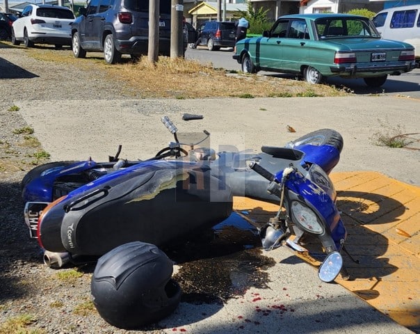 Motociclista herido tras esquivar a un automóvil y caer en la vereda