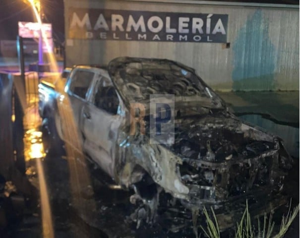 Una camioneta se incendió accidentalmente en el parque industrial