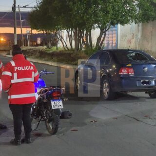 Motociclista fracturado tras embestir un auto e incrustarse contra la luneta