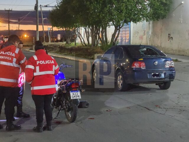 Motociclista fracturado tras embestir un auto e incrustarse contra la luneta