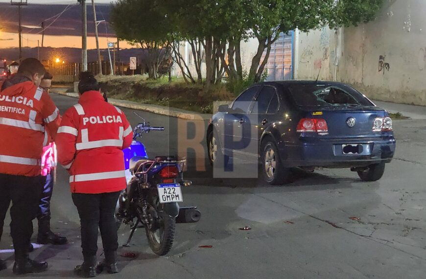 Motociclista fracturado tras embestir un auto e incrustarse contra la luneta