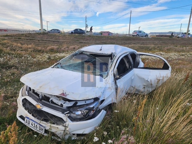 Una pareja al hospital con politraumatismos tras espectacular vuelco