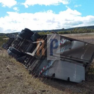 Volcó un camión de transporte pesado en la ruta 3 a la altura de Tolhuin
