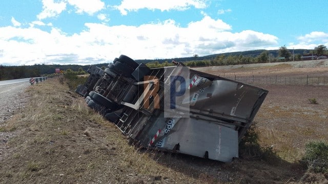 Volcó un camión de transporte pesado en la ruta 3 a la altura de Tolhuin