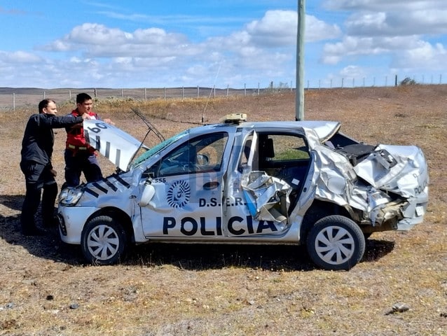 Tres policías salieron ilesos de milagro del violento vuelco de un patrullero en la ruta 3