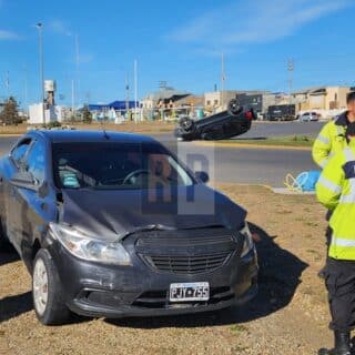Choque y vuelco en la rotonda frente al monumento de La Trucha
