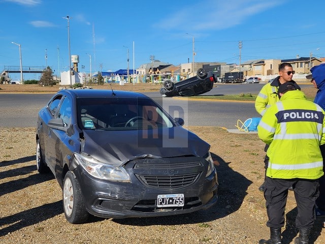 Choque y vuelco en la rotonda frente al monumento de La Trucha