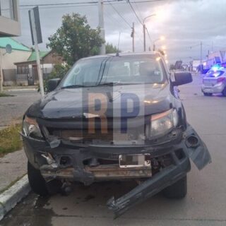 Joven al mando de una camioneta impactó a un taxi en la zona céntrica
