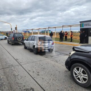 Conductora hospitalizada tras choque en cadena en un semáforo