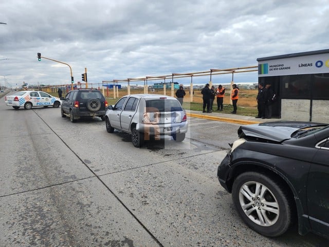 Conductora hospitalizada tras choque en cadena en un semáforo