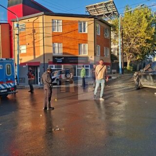 Conductora al hospital tras chocar y terminar contra un edificio