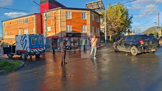 Conductora al hospital tras chocar y terminar contra un edificio