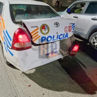 Un joven chocó de madrugada contra un patrullero detenido en un semáforo