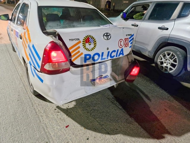 Un joven chocó de madrugada contra un patrullero detenido en un semáforo