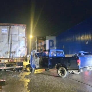 Conductor alcoholizado estrelló su camioneta contra un semirremolque