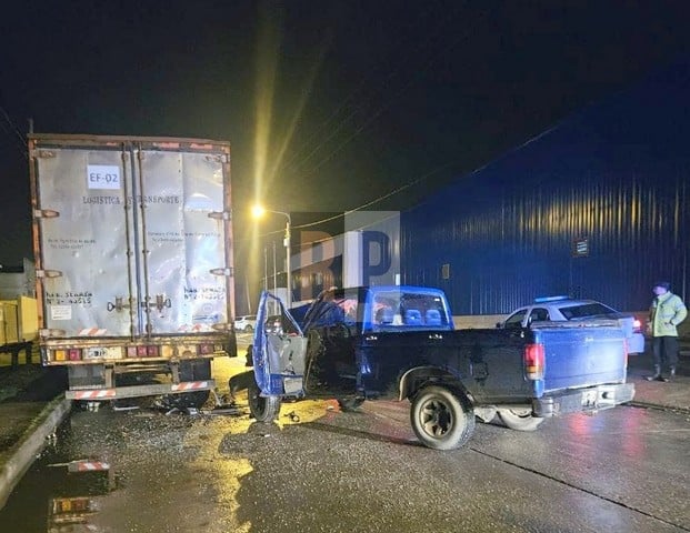 Conductor alcoholizado estrelló su camioneta contra un semirremolque