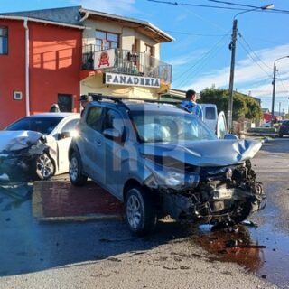 Dos autos protagonizaron violento choque en la Perón y colisionaron a otros dos vehículos