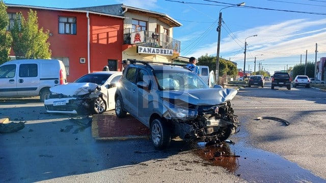 Dos autos protagonizaron violento choque en la Perón y colisionaron a otros dos vehículos