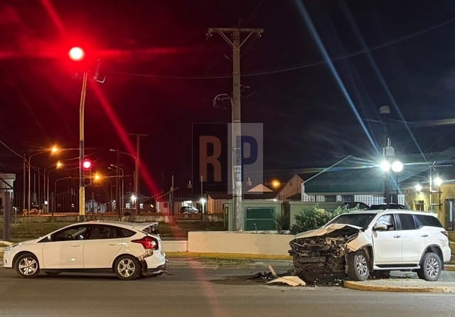 Una camioneta impactó desde atrás a un rodado dejando tres heridos
