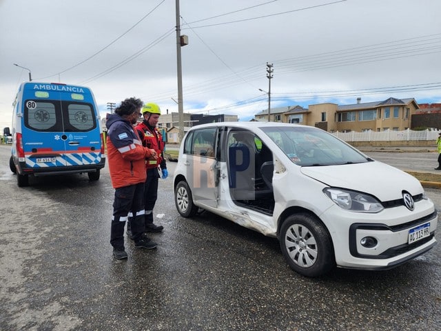 Varios hospitalizados tras violento choque en la rotonda de la Trucha