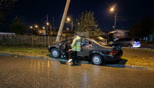 Más accidentes con alcoholemia positiva y un auto abandonado tras impactar una peluquería
