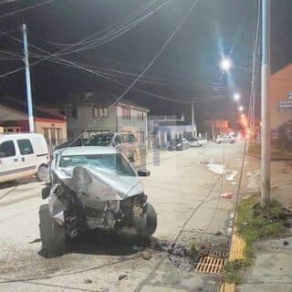 Un conductor hospitalizado tras impactar su vehículo contra una columna en Ushuaia