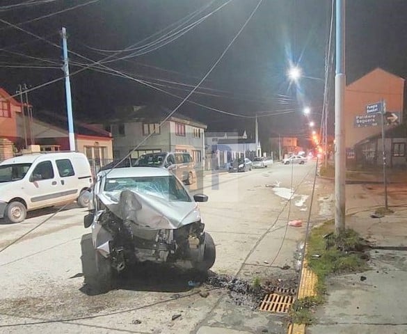 Un conductor hospitalizado tras impactar su vehículo contra una columna en Ushuaia