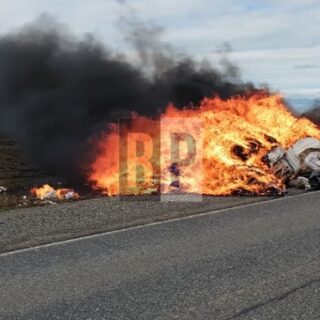 Camionero debió tirar su carga cuando se incendiaba sobre la ruta 3