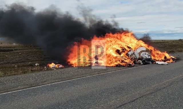 Camionero debió tirar su carga cuando se incendiaba sobre la ruta 3