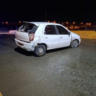 Conductora chocó y abandonó el vehículo así como a sus acompañantes