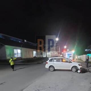 Motociclista chocó en la esquina del hospital de Ushuaia y fue trasladada inmediatamente