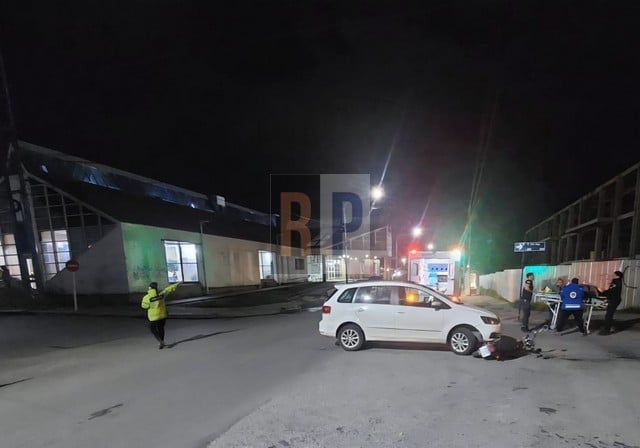 Motociclista chocó en la esquina del hospital de Ushuaia y fue trasladada inmediatamente