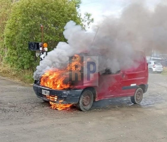 Un utilitario se incendió por problemas mecánicos en las calles de Ushuaia