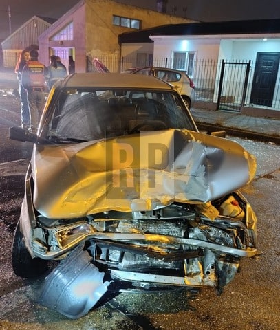 Violento choque con heridos y contra un auto estacionado en Chacra2