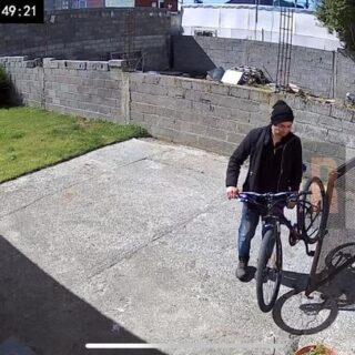 Sujeto que ingresó a una empresa la semana pasada quedó filmado robando una bicicleta pero no hubo ninguna medida judicial