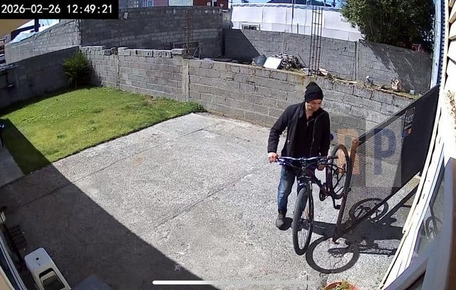 Sujeto que ingresó a una empresa la semana pasada quedó filmado robando una bicicleta pero no hubo ninguna medida judicial