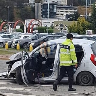 Conductor se descompensó y estrelló su auto contra una columna en Ushuaia