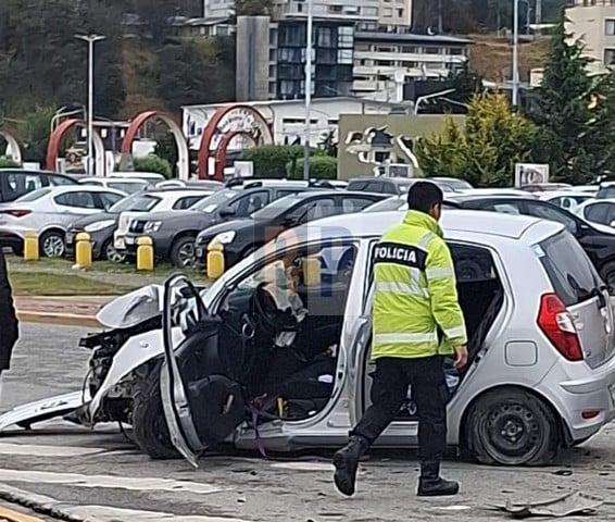 Conductor se descompensó y estrelló su auto contra una columna en Ushuaia