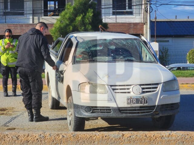 Conductor que volcó se negó a la alcoholemia y sus acompañantes insultaron a los policías