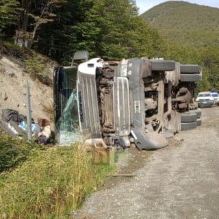 Un camión volcó sobre ruta 3 en el sector de Laguna Esmeralda